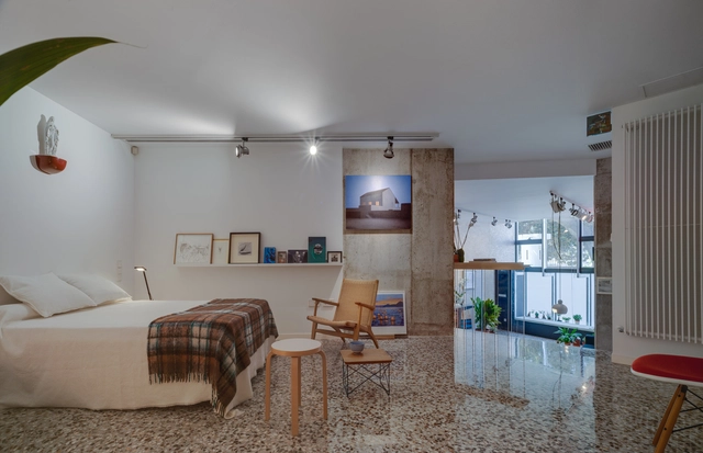 Apartamento para un coleccionista / Martin Lejarraga Oficina de Arquitectura - Fotografía interior, Interiores De Apartamentos, Cocina, Puerta, Mesas, Sillas