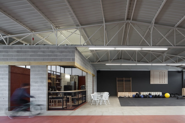 Murocrossfit / Merooficina - Fotografia de Interiores, Academia De Ginástica, Fachada, Viga, Cadeira