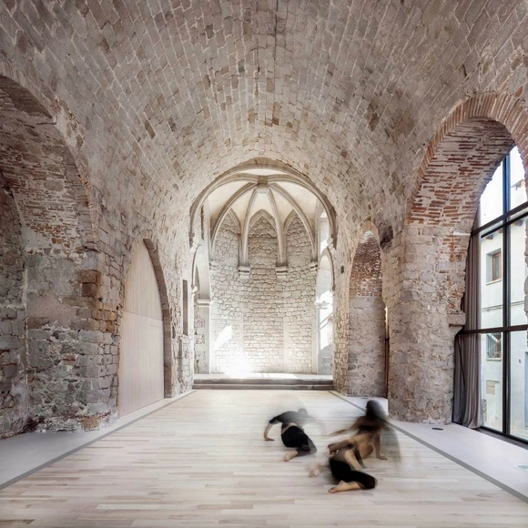 Espai Santa Eulàlia / Carles Enrich Studio - Fotografía interior, Centro Cultural, Arcada, Arco, Pilares, Sillas, Bancas