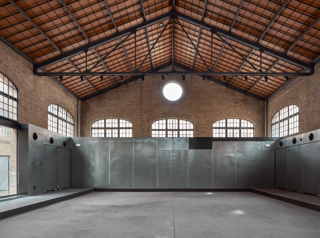 Adecuación de la nave 3 del parque central a equipamiento cultural / Contell-Martínez Arquitectos - Fotografía interior, Preservación Histórica, Cocina, Fijación Vigas, Puerta, Arco, Iluminación