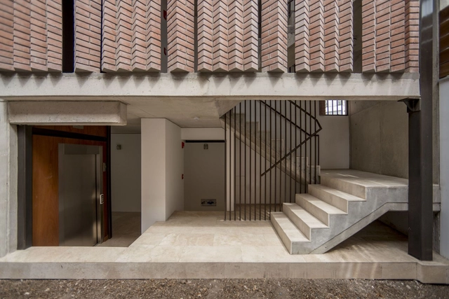 Edificio La Huaca / esteoeste + TARATA - Fotografía interior, Apartamentos, Escaleras, Puerta, Fachada, Pilares, Barandas, Balcón