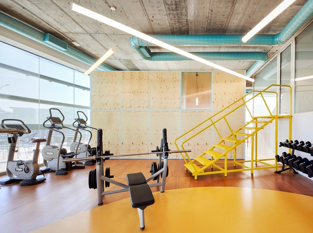 Gimnasio Chemo / Jorge Vidal - Fotografía interior, Gimnasio, Mesas, Sillas