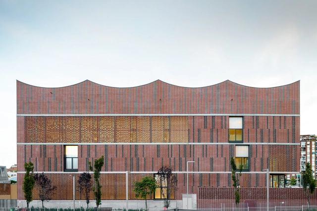 Polideportivo Camp del Ferro / AIA + Barceló Balanzó Arquitectes + Gustau Gili Galfetti  - Fotografía exterior, Sustentabilidad, Fachada