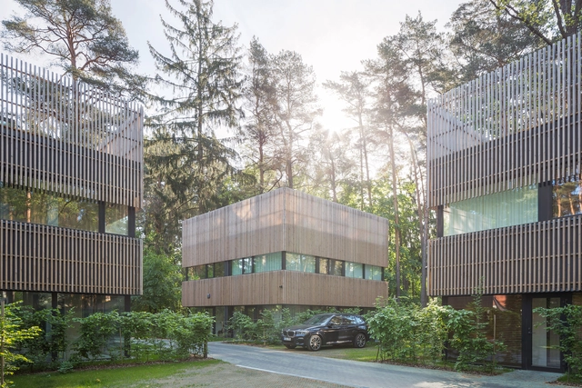 Residências em pinheiral nos arredores de Vilnius / Paleko architektu studija - Fotografia de Exterior, Habitação Coletiva