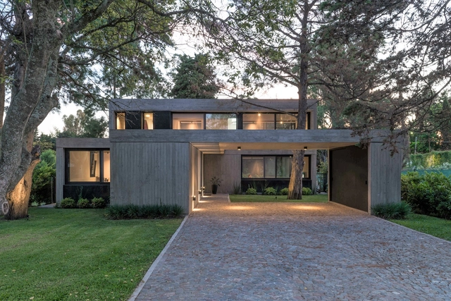 Casa R / Gianserra + Lima arquitectos - Fotografía exterior, Casas, Jardín, Puerta, Fachada