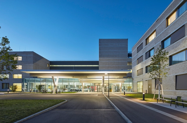 Landesklinikum Thermenregion Mödling / Architekt Katzberger + Habeler & Kirchweger Architekten - Exterior Photography, Hospital , Facade