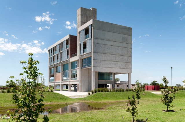 Jorge B. Griffa运动大楼 / Taller de Arquitectura La Fundación - 建筑图, 健身房