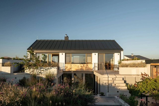 Casa familiar con atrio / SENAA architekti - Fotografía exterior, Casas
