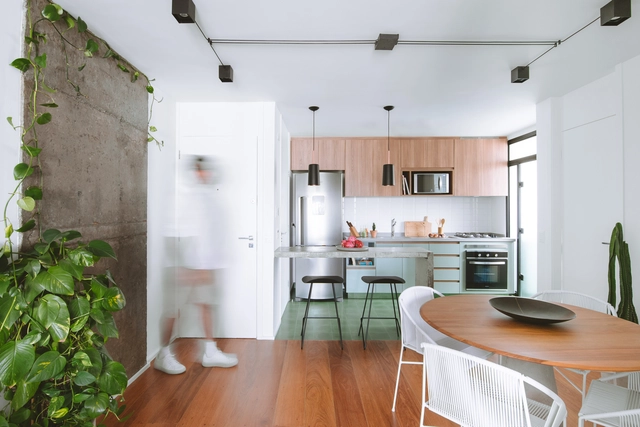 Apartamento Canário / RAWI Arquitetura + Design - Fotografia de Interiores, Interiores De Apartamentos, Cozinha, Porta, Mesa, Cadeira, Bancada
