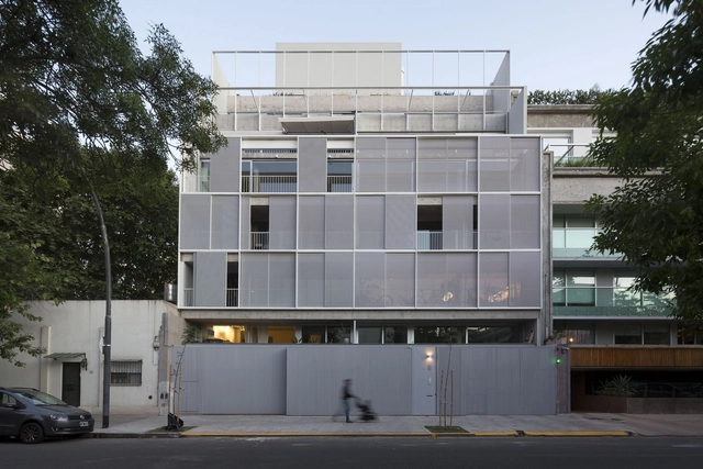 Edifício de apartamentos Sucre 812 / Ana Smud + Alberto Smud - Fotografia de Exterior, Habitação Coletiva, Fachada