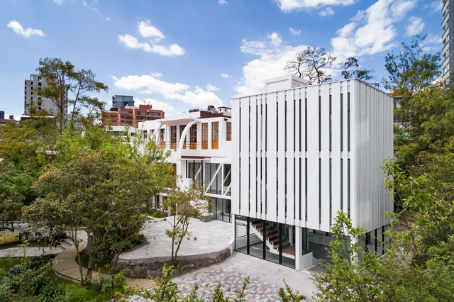Refuncionalización Casa Benjamín Carrión / Bernardo Bustamante Arquitectos - Fotografía exterior, Centro Cultural, Jardín, Fachada