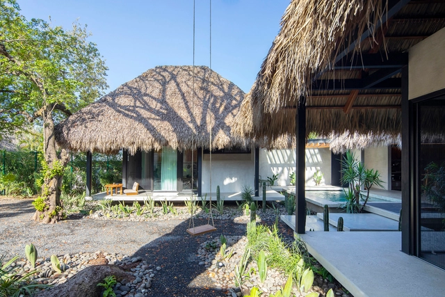 Nosara Teahouse / LOOP Design Studio - Fotografía exterior, Casas, Jardín, Fachada, Sillas
