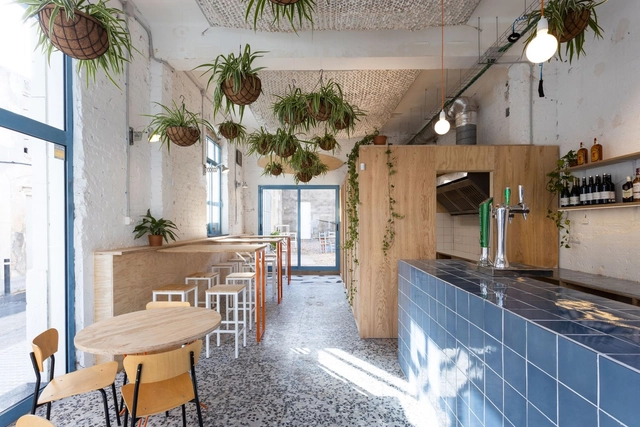 La Cresta Surf Bar / Arjub Studio - Fotografía interior, Bar, Cocina, Fijación Vigas, Puerta, Fachada, Mesas, Sillas, Encimera
