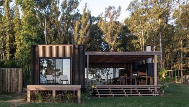 Casa Solís / Fábrica de casas - Fotografía exterior, Casas, Jardín, Fachada, Mesas