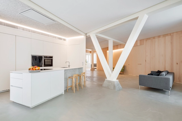 Casa en Esquina / RUE Arquitectos - Fotografía interior, Decoración Y Ornamento, Cocina, Fijación Vigas, Mesas, Sillas