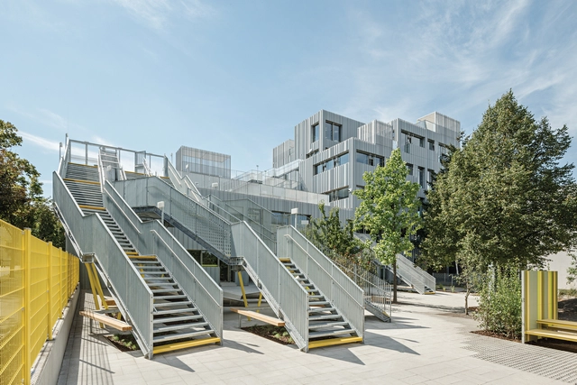 Escuela primaria y profesional de Längenfeldgasse / PPAG architects - Fotografía exterior, Ampliación, Escaleras