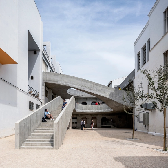 #revolucionenelpatio, melhoria nos pátios da Universidade de Málaga / DJarquitectura - Fotografia de Exterior, Renovação, Escada, Fachada