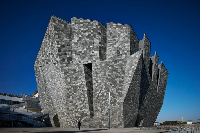 Museu de Cultura Kadokawa / Kengo Kuma & Associates + KAJIMA DESIGN - Fotografia de Exterior, Marcos E Monumentos, Fachada