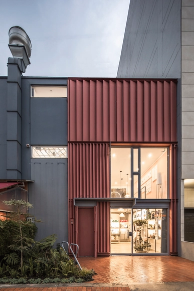 Galería culto / Yemail Arquitectura  - Fotografía exterior, Galería, Fachada, Puerta