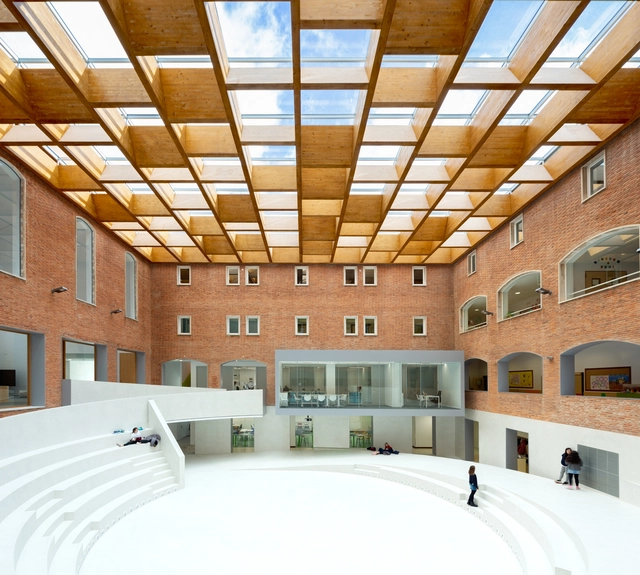 巴利亚多利德校园公共空间，生长中的互动空间 / Pablo Moreno Mansilla + Julián Zapata Jiménez - 室内图, 中小学校