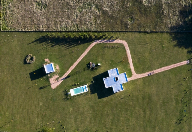 Estrategias de implantación y relación con el entorno: 20 casas argentinas vistas desde arriba - Imagen Principal