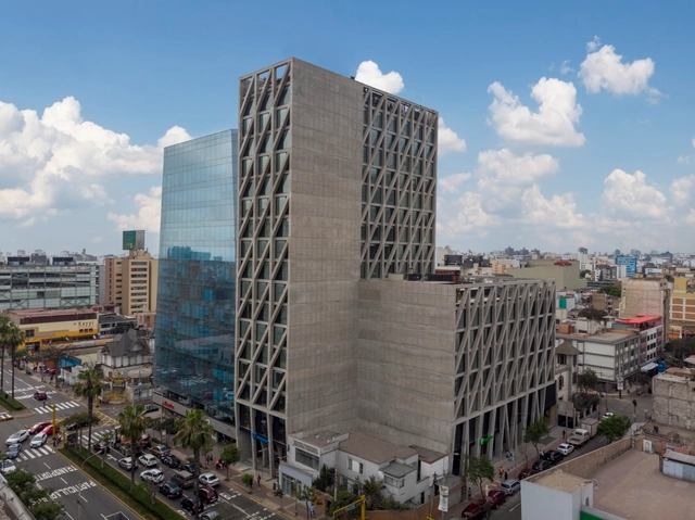 Hotel Holiday Inn Miraflores / POGGIONE + BIONDI ARQUITECTOS - Fotografía exterior, Hoteles, Fachada, Urbano