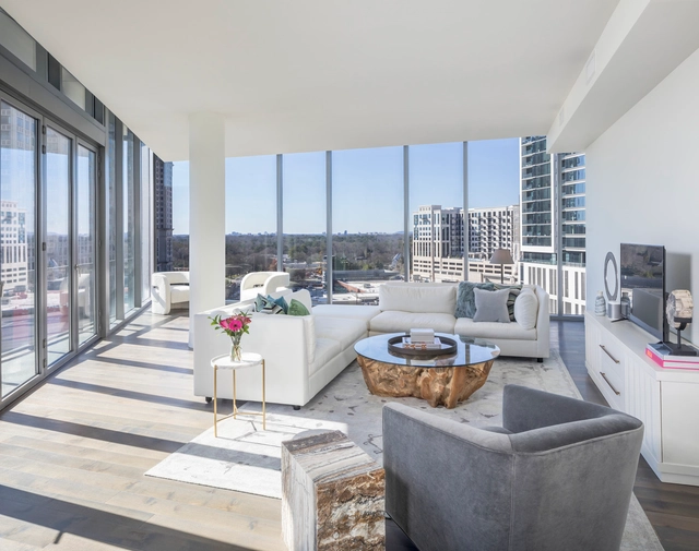 The Charles  / Lord Aeck Sargent - Interior Photography, Apartments, Table