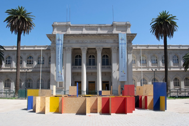 Laberinto VEO VEO / Docentes y estudiantes de 3° año de la Carrera de Arquitectura UDD Santiago - Fotografía exterior, Instalación, Fachada, Pilares