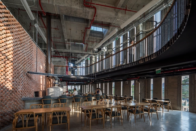 海防市披萨‘方舟’ Pizza 4P / Takashi Niwa Architects - 室内图, 适应性利用, 梁, 椅子