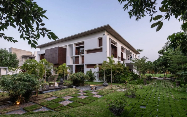 Casa Patio / Associated Architects - Fotografía exterior, Casas