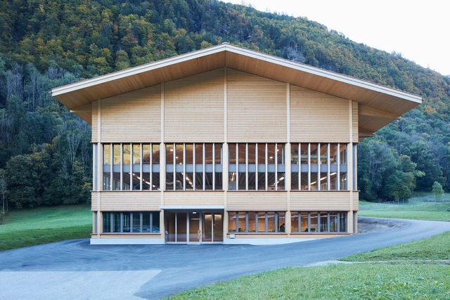 Fábrica de producción de madera / AMJGS Architektur + Marti AG Matt - Fotografía exterior, Sustentabilidad, Puerta