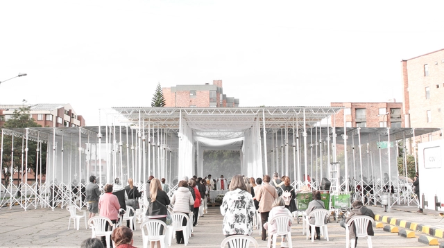 Colab-19 + SCA construyen una capilla temporal con puntales, cerchas y zinc en Bogotá - Imagen Principal