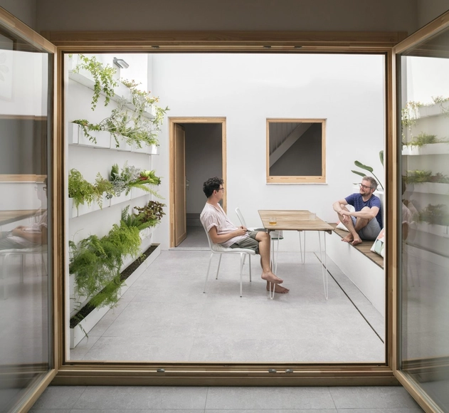 洛萨里70号长屋住宅，内嵌景观庭院 / Manuel Sánchez Hernández - 室内图, 住宅室内设计, 椅子