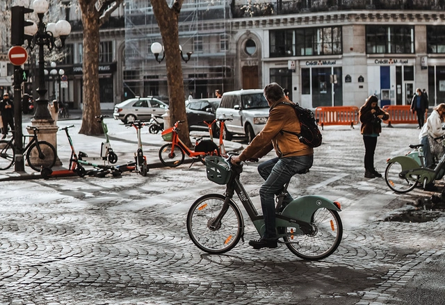 França oferece dinheiro a quem trocar carros por bicicletas elétricas - Imagem de Destaque