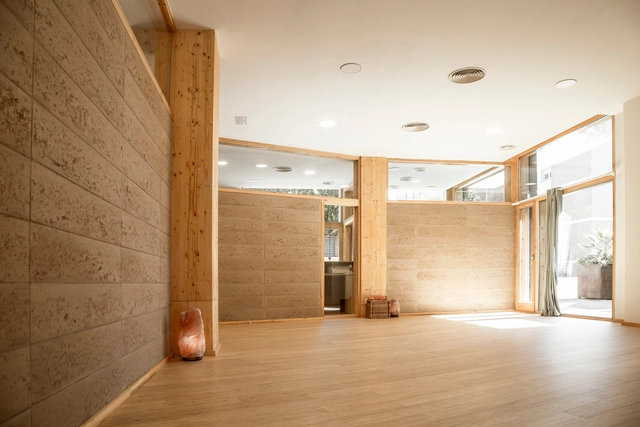 Centro de Yoga MIBI  / Elisabetta Carnevale Arquitectura De Terra - Fotografía interior, Sustentabilidad, Puerta, Pilares, Sillas