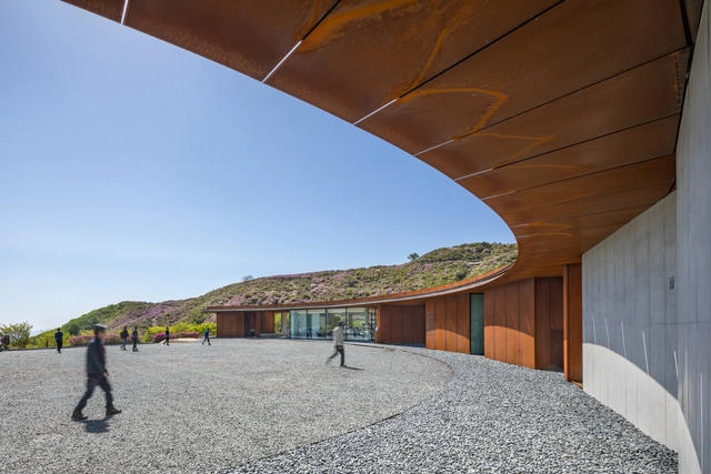 Between Royal Azalea and Silver Grass / D.LIM architects - Interior Photography, Installations & Structures, Bedroom, Facade