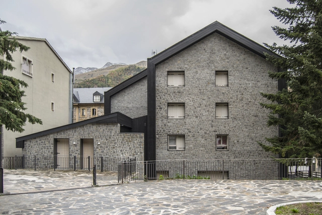 Edificio Valle de Tena / Tourillon Arquitectura - Fotografía exterior, Residencial, Fachada, Puerta