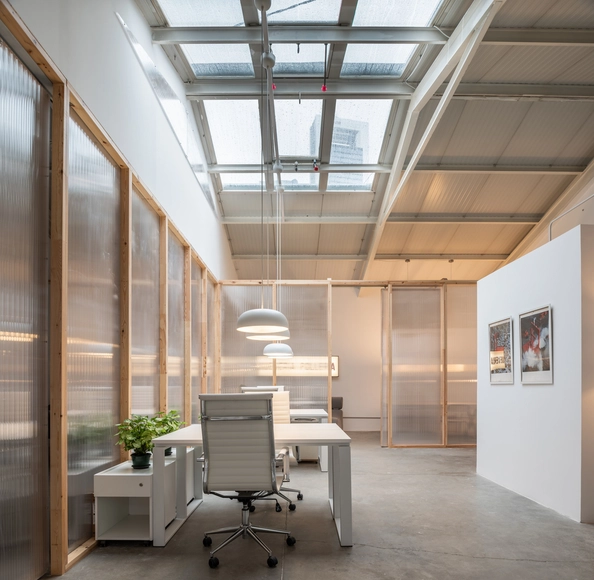 Oficinas Magnolias 95 / De la Hoz Estudio - Fotografía interior, Renovación, Fachada, Fijación Vigas, Sillas, Mesas