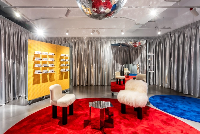 Lunet Signature Store / Bogdan Ciocodeica Studio - Interior Photography, Store, Table, Lighting, Chair