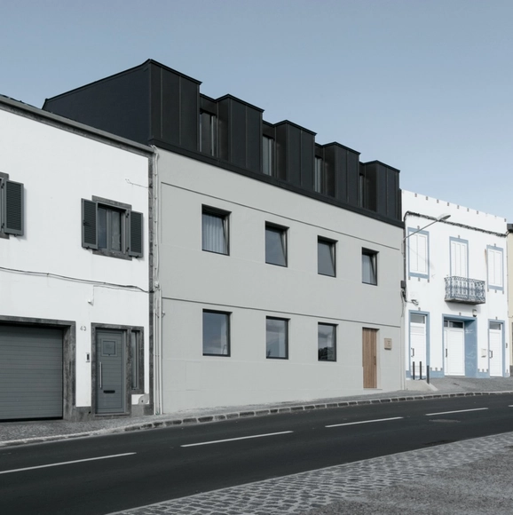 Hostal NV / Salworks - Fotografía exterior, Renovación, Puerta, Fachada