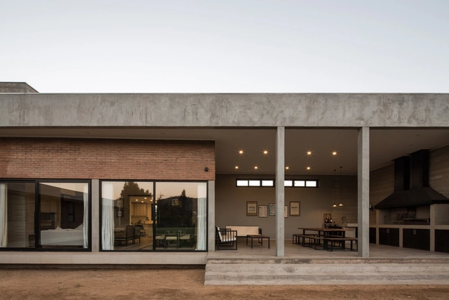 Casa T+T / RLL Estudio Arquitectura - Fotografía interior, Casas, Puerta, Fachada, Bancas
