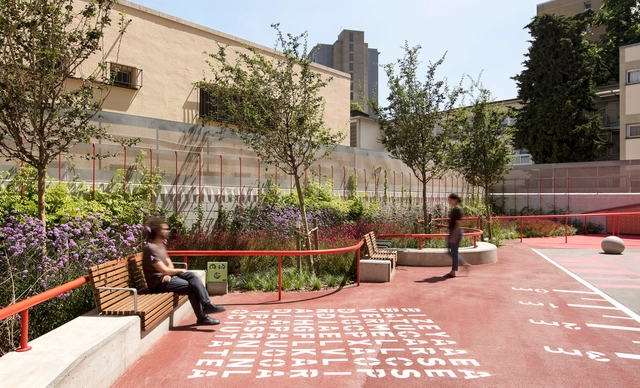 Plaza Escuela La Pau / Leku Studio - Fotografía exterior, Arquitectura Educacional, Jardín, Fachada, Bancas