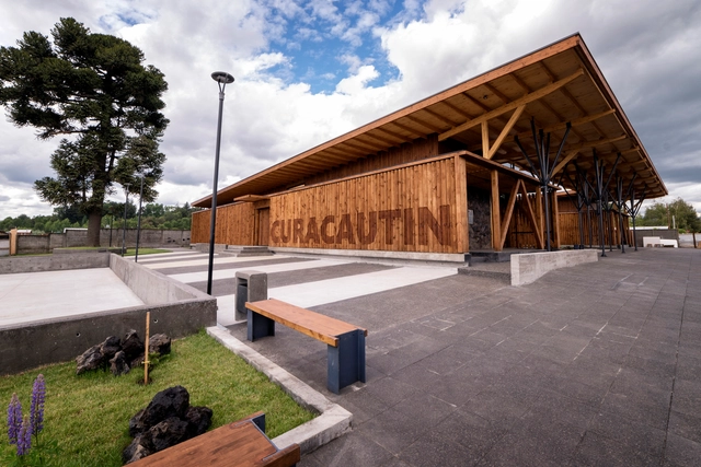 Mercado de Abastos de Curacautín / Taller Viga Maestra - Fotografia de Exterior, Mercado
