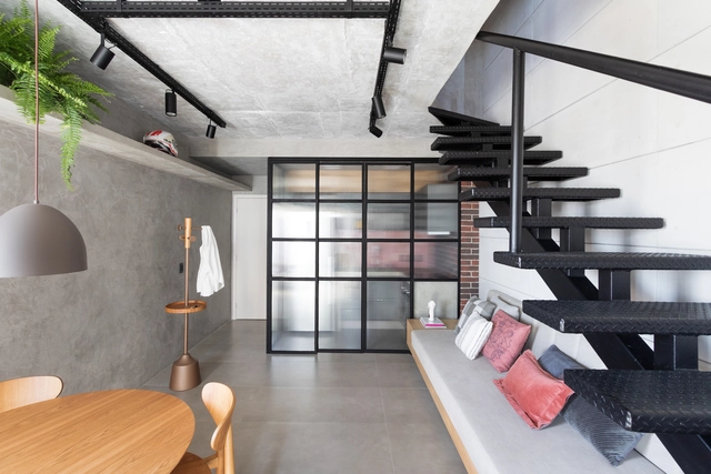 Loft Selenita / Concretize Interiores - Fotografia de Interiores, Loft, Escada, Fachada, Viga, Corrimão, Porta, Mesa, Iluminação, Cadeira