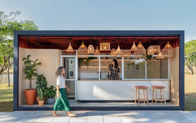 Wine Bar Hygge / Lez. Arquitetura - Fotografia de Exterior, Bar, Porta, Fachada, Pilar, Banco