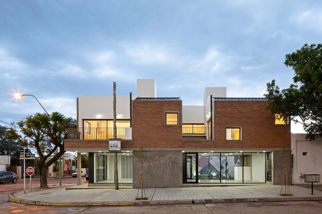 Complejo de viviendas San José / Lautaro Del Federico + Tadeo Shiira Albano - Fotografía exterior, Vivienda Colectiva, Fachada, Puerta