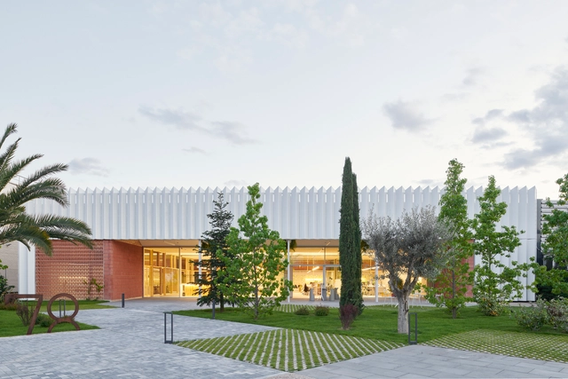 O78! Acondicionamiento de nave industrial para oficinas / David Martínez | Tangram Arquitectura + Diseño - Fotografía exterior, Interiores De Cowork, Jardín, Fachada