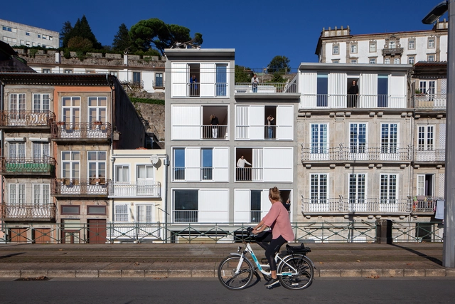 Complexo de Habitação em Miragaia / Menos é Mais Arquitectos - Fotografia de Exterior, Apartamentos