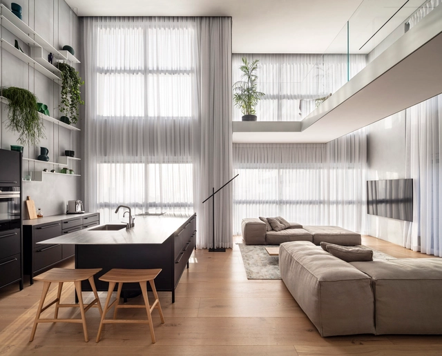 The Glass Blocks Duplex / Tal Goldsmith Fish Design Studio - Interior Photography, Apartment Interiors, Table