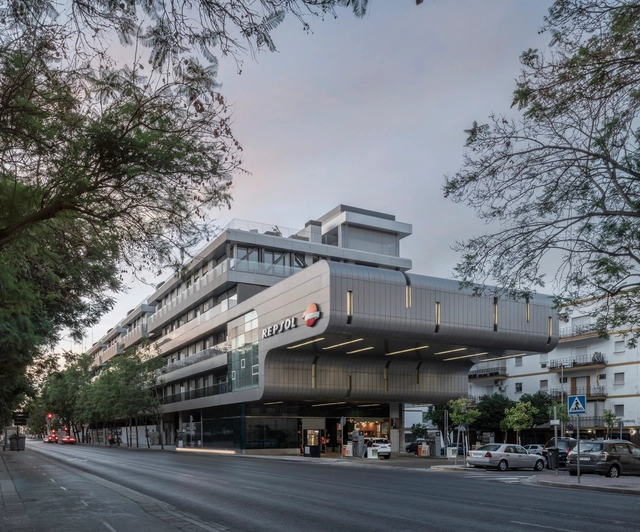 Residencial Ramón y Cajal con Integración de Estación de Servicios / Estudio Alvarez-Sala + Aybar-Mateos Arquitectos + Hombre de Piedra - Fotografía exterior, Residencial